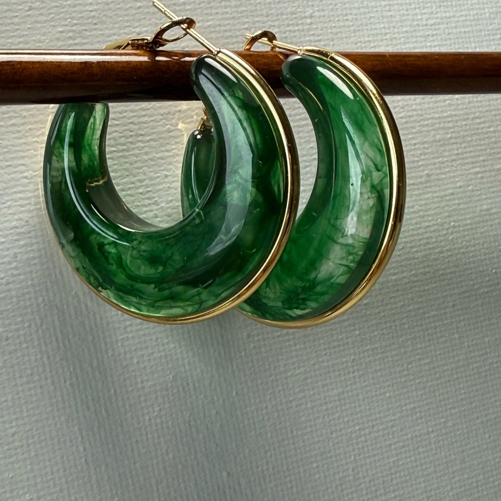 Elegant Tortoise Shell Gold Hoop Earrings Green earrings - Picture 9 of 9